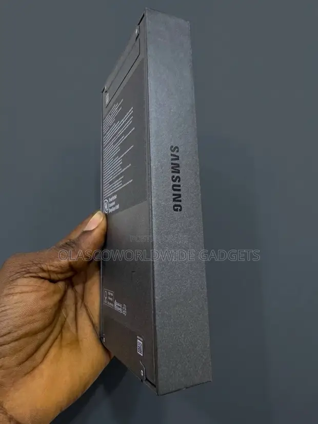 New Samsung Galaxy Z Flip8 256GB Silver - 1