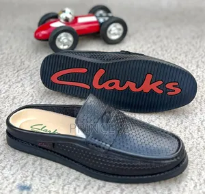 Clark's Baƙar Fata Ta Rinjin Takalmi