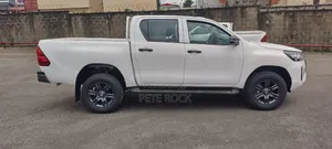 2025 Toyota Hilux White