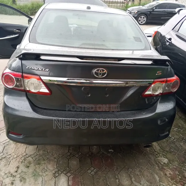 Toyota Corolla 2012 Black - 1