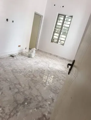 Mini Flat don haya a Chevron Estate