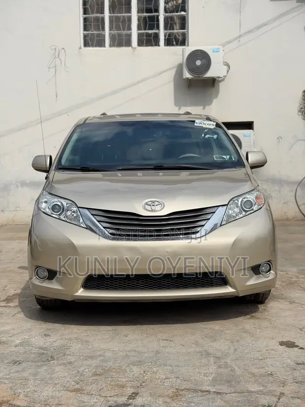 Toyota Sienna 2014 Gold - 1