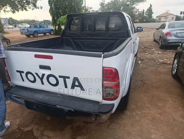 Toyota Hilux 2012 White - 1