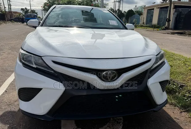 2018 Toyota Camry SE FWD White - 1