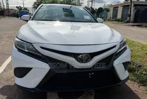 2018 Toyota Camry SE FWD White