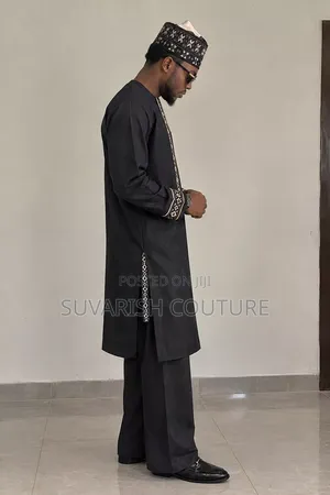 Suvarish Couture Kayan Jikin Maza Baƙi Mai Ƙunƙunsa