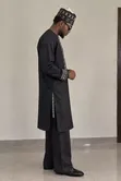 Suvarish Couture Kayan Jikin Maza Baƙi Mai Ƙunƙunsa - 1