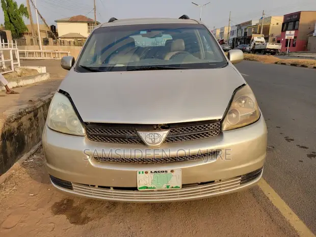 Toyota Sienna 2006 Gold - 1