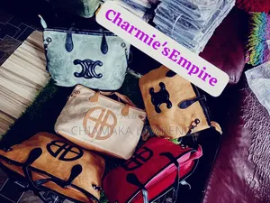 Charmie's Empire Essentialz Jakar Hannu Mai Launuka Daban-daban