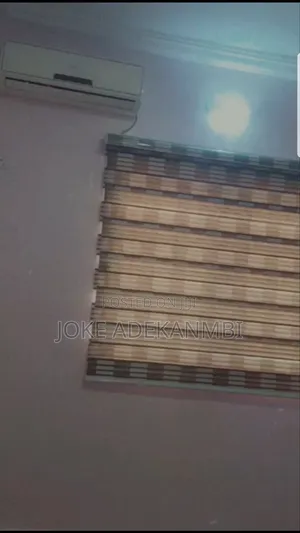 2 Amfani na Home Interiors Window Blinds (5.5ft x 5.5ft)