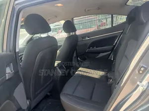 2017 Hyundai Elantra Limited Sedan FWD (2.0L) - Gray