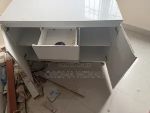 Sashin Ajiya / Sideboard Mai Kyalli Farin Jini