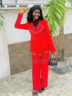 Ana Neman Aikin: Mai Sadarwa & Kasuwanci