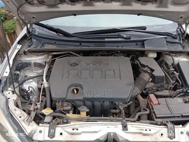 Toyota Corolla 2016 Silver - 1