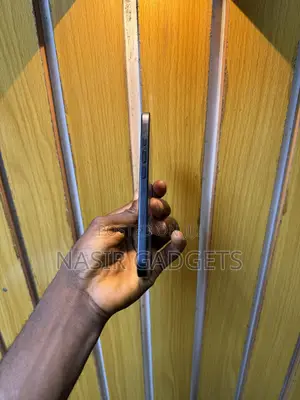 Apple iPhone 16 128GB Baki (Amfani da aka saya daga UK)