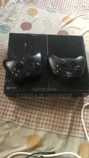 Xbox One Console + 2 Controllers