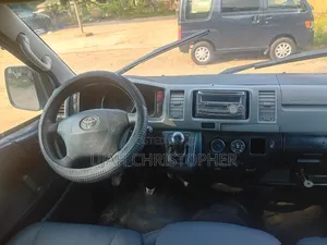 Toyota HiAce 2015 Fari