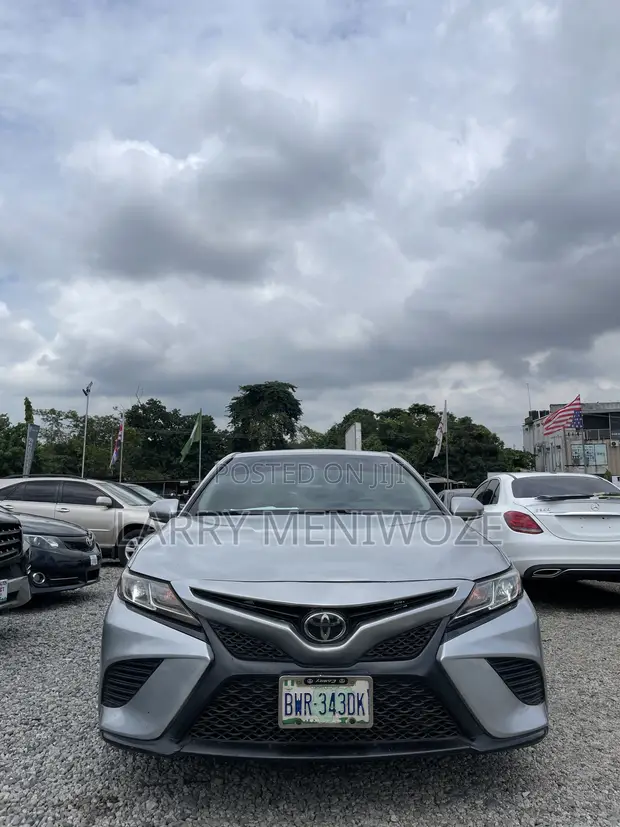 2018 Toyota Camry SE FWD (2.5L) Silver - 1