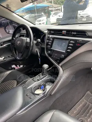 2018 Toyota Camry SE FWD (2.5L) Silver