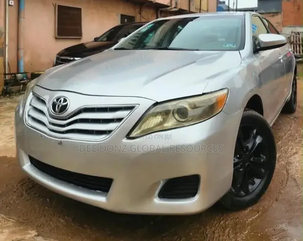 Toyota Camry 2010 Silver - 1