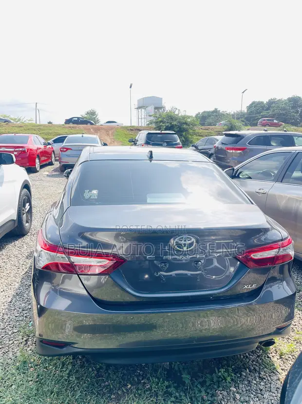 2018 Toyota Camry XLE FWD Silver - 1