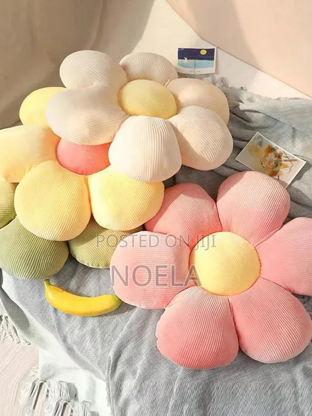 Daisy Flower Pillow | Cute Dorm Room Decor - 1