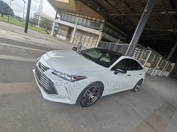 2021 Toyota Avalon White - 1