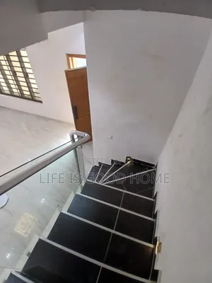 4 Bedroom Duplex don haya a LCC Close, Chevron