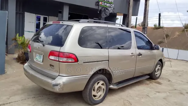 Toyota Sienna 2002 Gold - 1