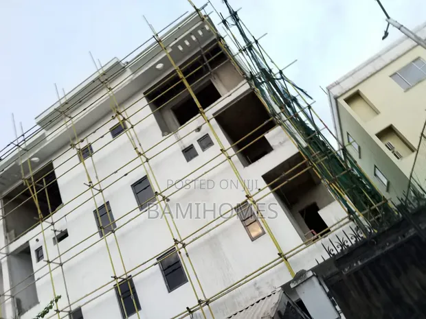 Babban Mai Kula da Gine-gine a Lekki Phase 1 - 1