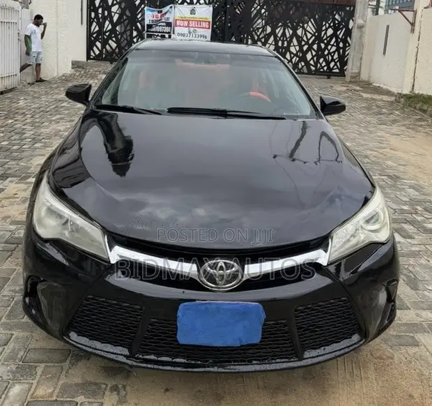 2016 Toyota Camry SE Sedan - 1
