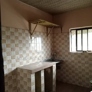 3-Bedroom Shared Apartment for Rent in Alaka/Iponri