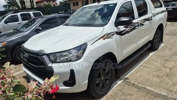 Toyota Hilux 2023 White - 1