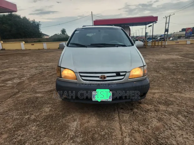 Toyota Sienna 2000 White - 1