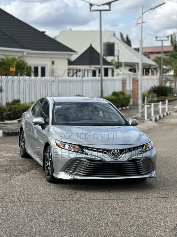 2018 Toyota Camry LE FWD Silver - 1