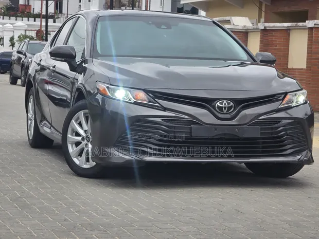 2018 Toyota Camry LE FWD Beige - 1