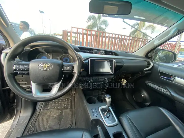 Toyota Hilux 2018 Gray - 1