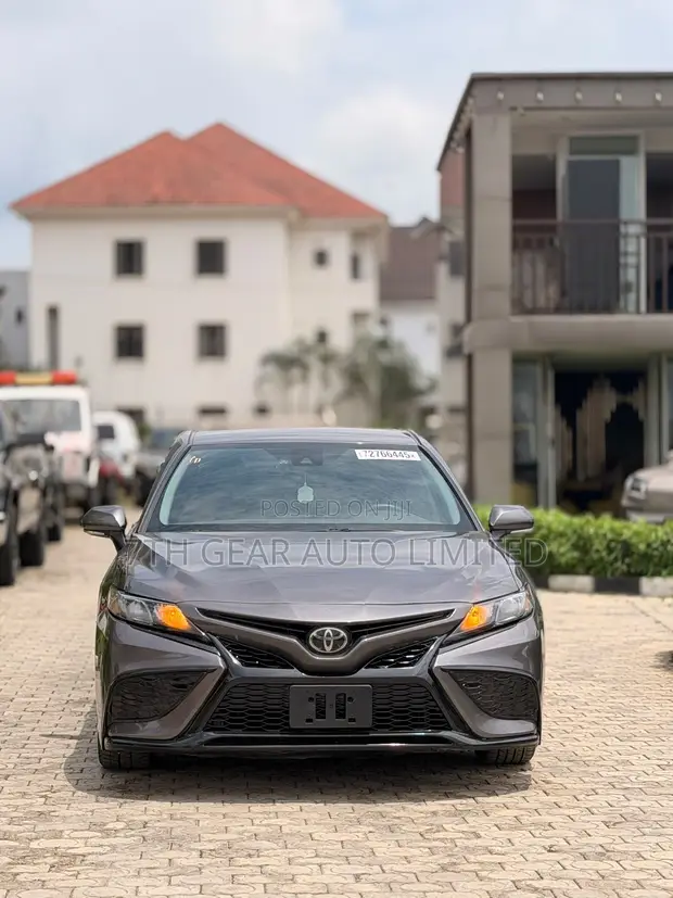 Toyota Camry SE 2023 Gray - 1
