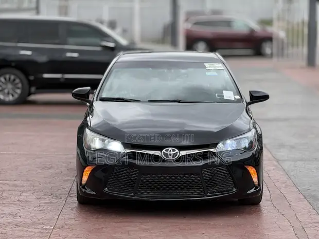 2016 Toyota Camry SE Sedan - 1