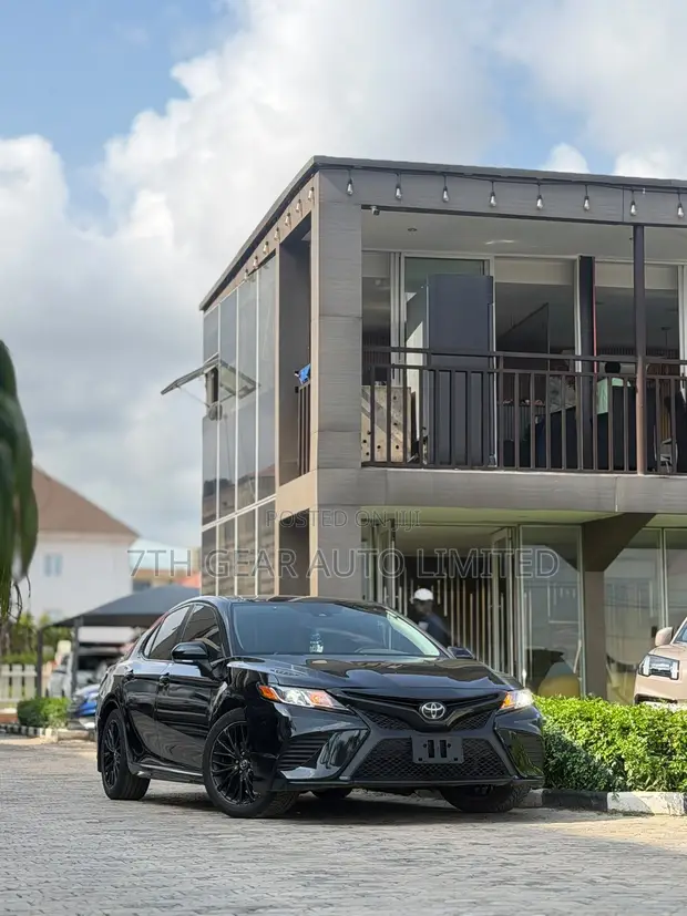 2018 Toyota Camry SE FWD 2.5L Black - 1