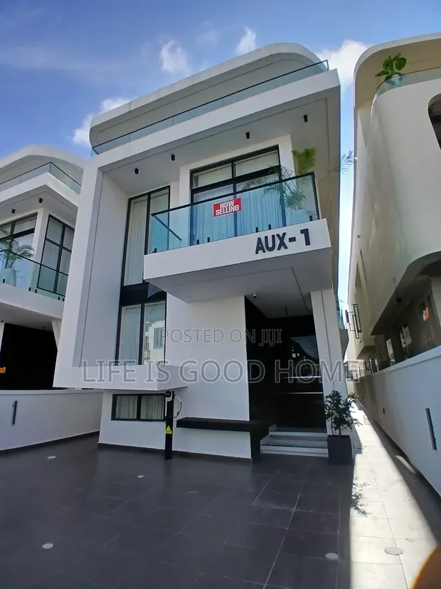 5-Bedroom Duplex don sayarwa a Banana View Estate, Chevron - 1