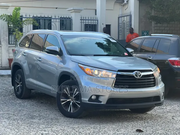 2016 Toyota Highlander XLE V6 4x2 Silver - 1