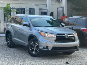2016 Toyota Highlander XLE V6 4x2 Silver