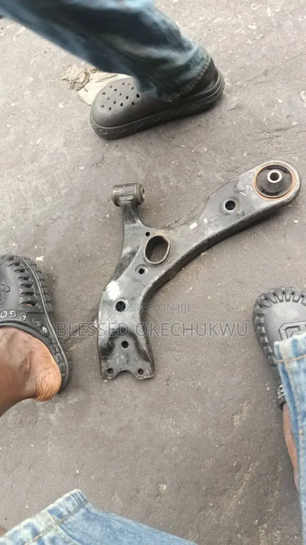 Lower Arm Toyota Avensis 2012 - 1