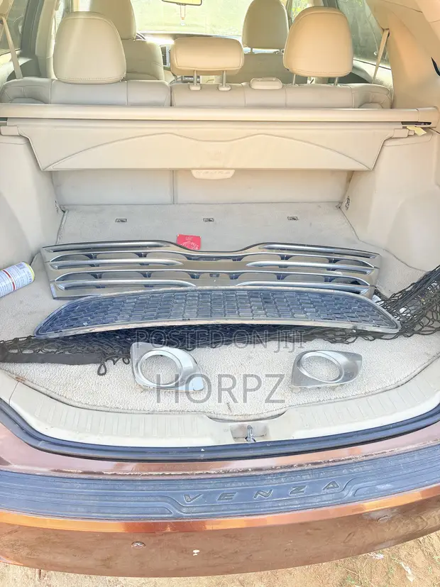 Toyota Venza Grille (2010) - 1