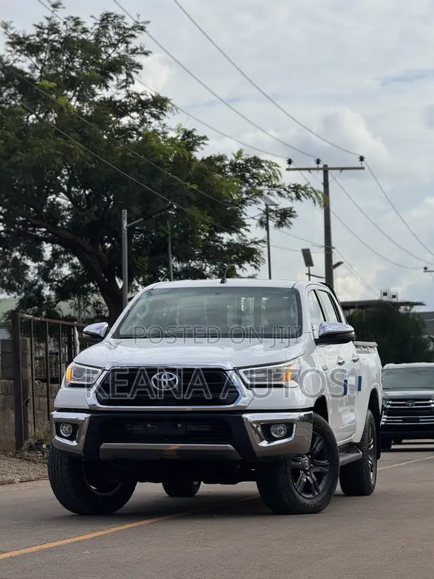 New Toyota Hilux 2025 White - 1