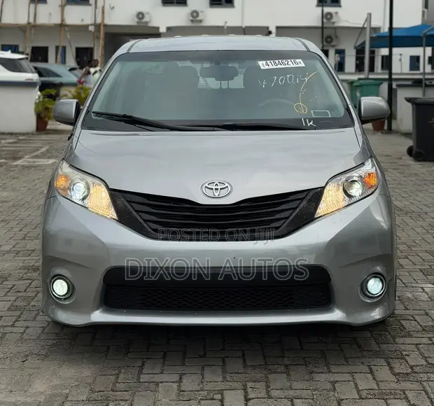 Toyota Sienna 2014 Gray - 1