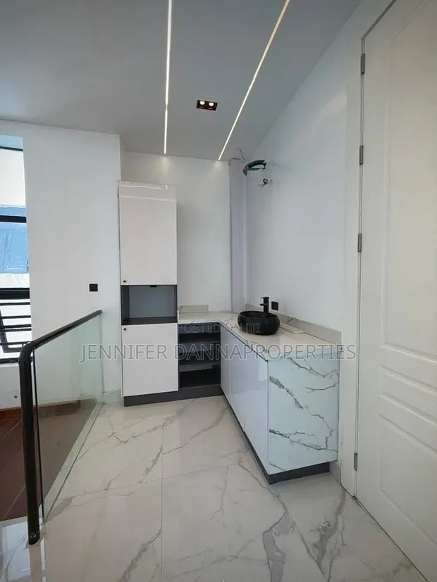 5-Bedroom Duplex with BQ in Lekki Phase 1 for Sale - 1