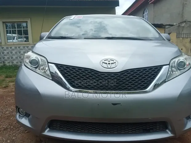 Toyota Sienna 2013 Grey - 1