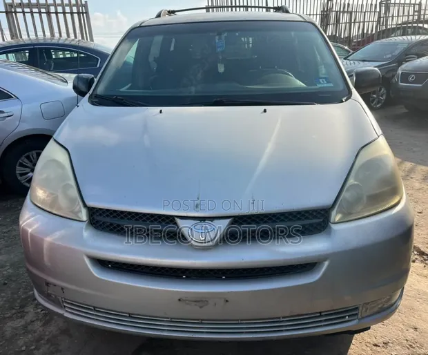 2004 Toyota Sienna LE AWD Silver - 1